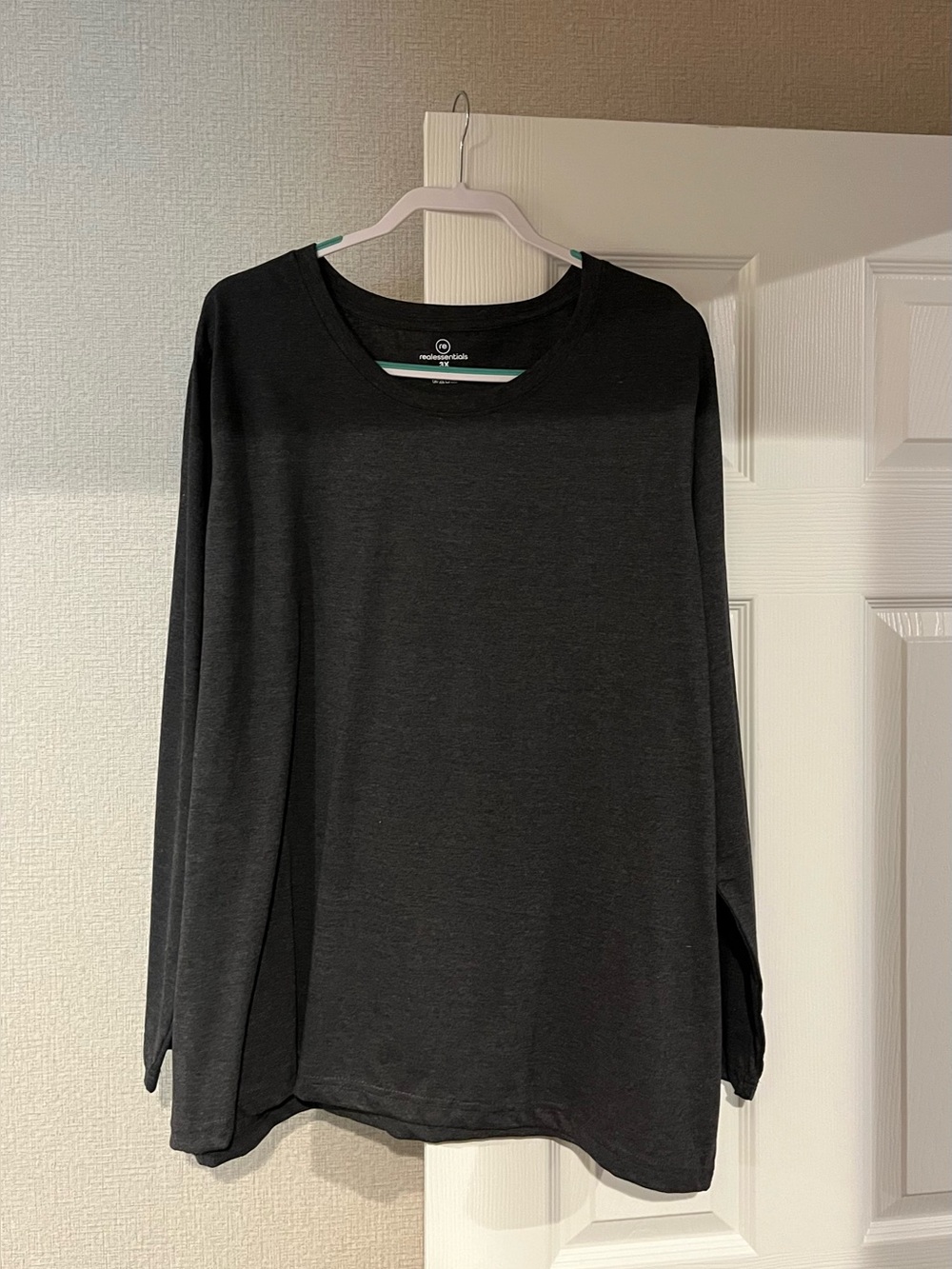 Women’s Black Long-Sleeve Crewneck Shirt
